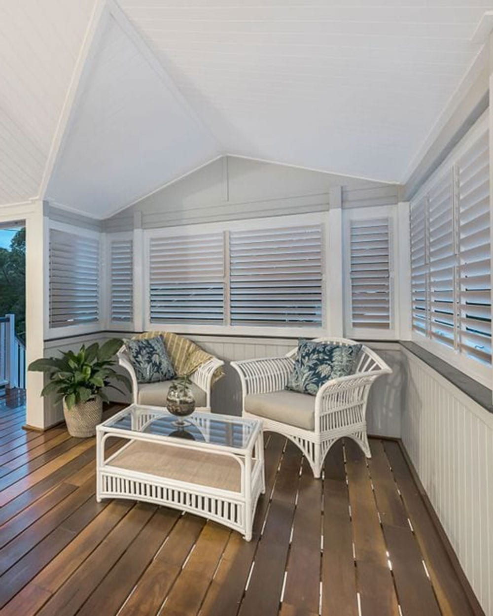 Fixed outdoor plantation shutters